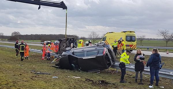 Twee personen en hondje gewond bij ernstig ongeval op A28