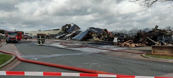 Politie gaat uit van brandstichting bij enorme brand Oosterwolde