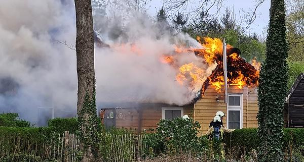 Woning en schuur verloren door uitslaande brand