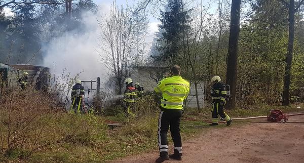 Caravan afgebrand na klussen aan motor (Video)