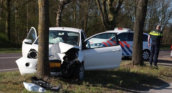 Vrouw gewond na botsing met boom (video)