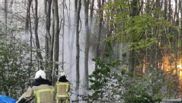 Brandweer blust beginnende bosbrand en voorkomt grote brand