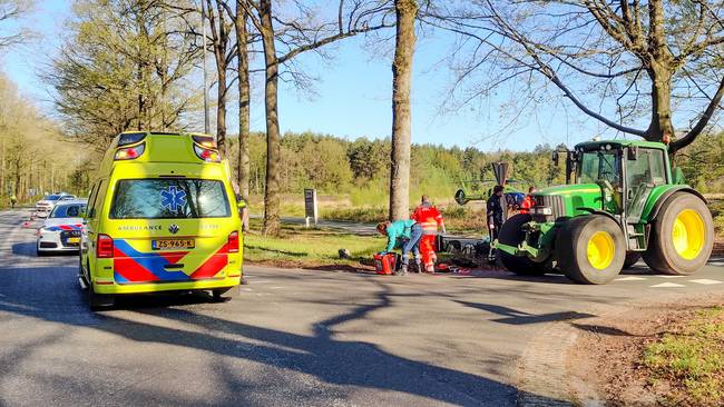 Traumahelikopter bij ernstig ongeval tussen fietser en trekker (Video)