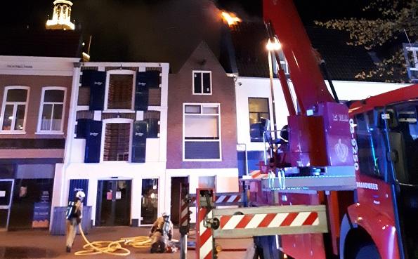 Drie mensen gered bij uitslaande woningbrand (video)