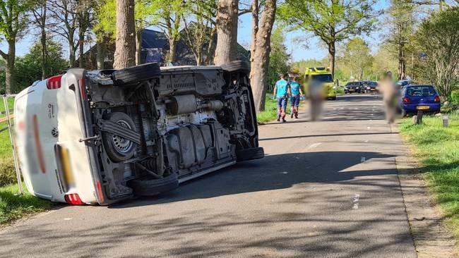 Busje op de kant bij ongeval (Video)