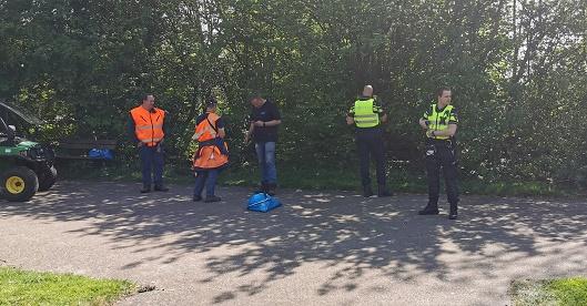 Gemeentewerkers vinden grote ringslang in bosjes tijdens werken