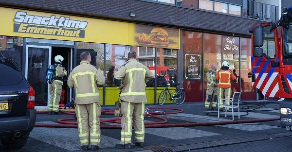 Flat ontruimd vanwege grote brand in cafetaria (video)