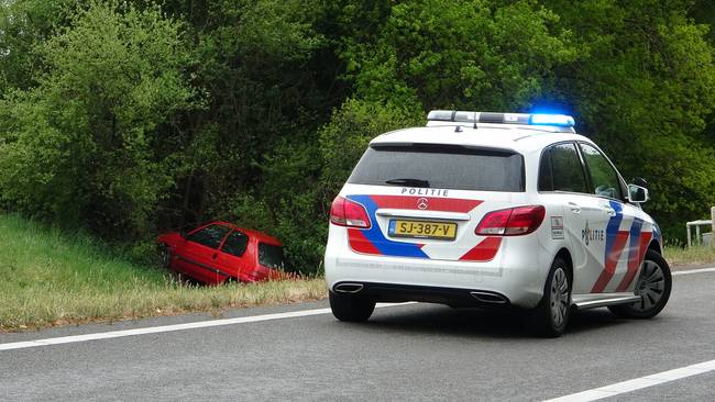 Auto raakt van de A32 (Video)