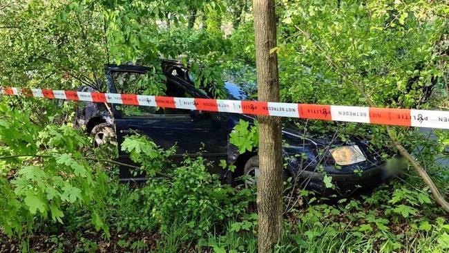 Auto crasht na politieachtervolging in Emmen: drie personen aangehouden (Video)