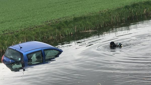 Handrem vergeten; auto duikt kanaal in