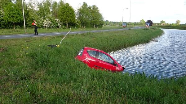 Auto ramt lantaarnpaal en schiet de sloot in