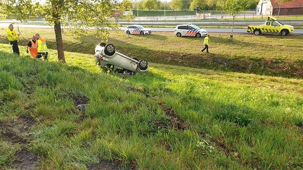 Auto vliegt over de kop langs de N33