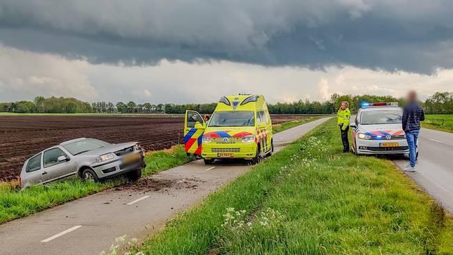 Auto raakt van de weg in Annen (Video)