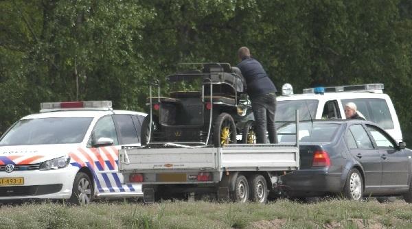 Paard met rijtuig en drie personen de sloot in; drie gewonden