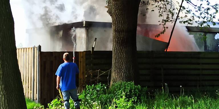 Grote zwarte rookwolken door brandende bouwkeet (video)