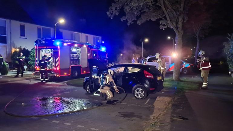 Auto vliegt in brand in Hoogeveen