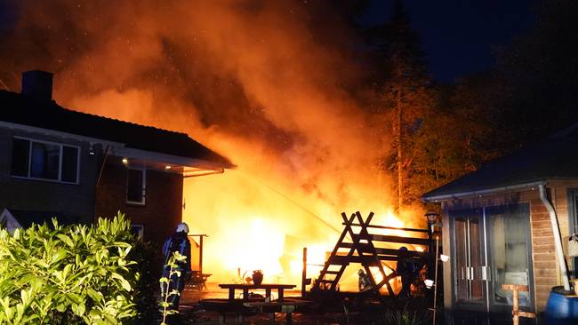 Grote uitslaande brand legt schuur van woning in de as (Video)