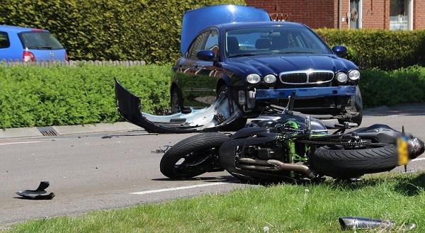 Motorrijder gewond na aanrijding met auto (video)