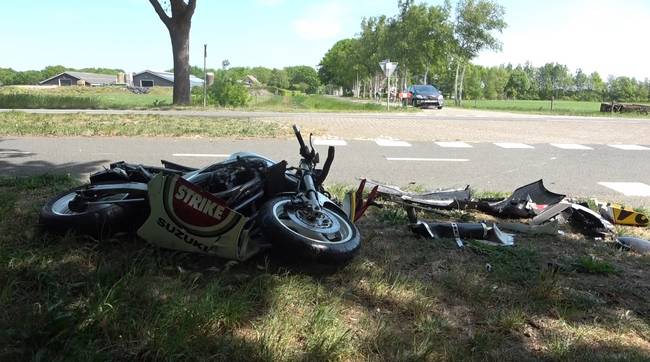 Motorrijder gewond bij botsing tegen auto (Video)