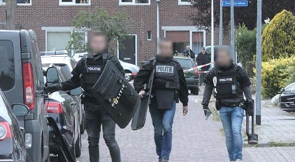 Politie valt woning binnen van verwarde man met mogelijk wapens (video)