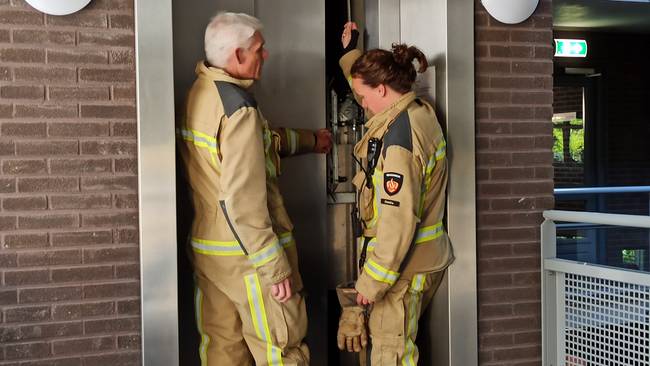 Brandweer redt persoon uit lift (Video)