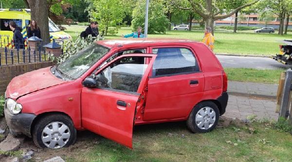 Vrouw rijdt mogelijk onder invloed tuin binnen