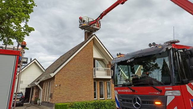 Brand in schoorsteen van woning (Video)