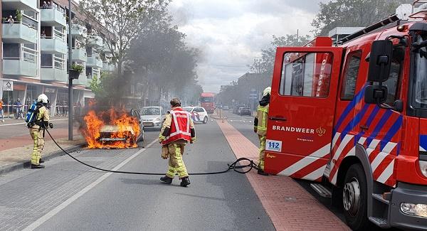 Auto volledig uitgebrand in Hoogeveen (video)