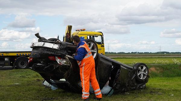 Bestuurder gewond nadat auto over de kop vliegt (video)