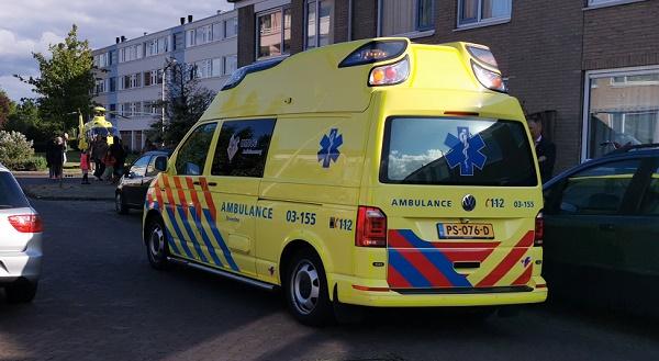 Traumahelikopter landt in woonwijk voor assistentie van ambulance