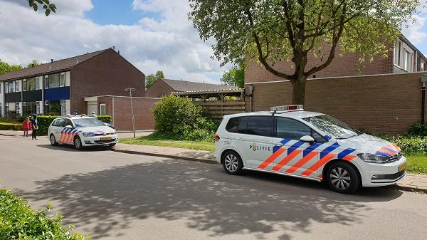 Politie slaat raam in na melding thuiszorg; vrouw blijkt niet thuis