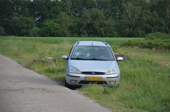 Auto botst op betonblok op N379