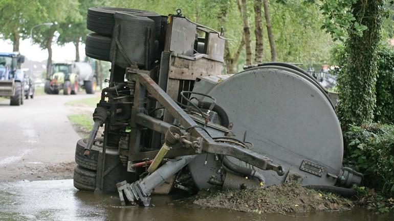 Giertank komt op de zijkant naast de weg terecht (video)