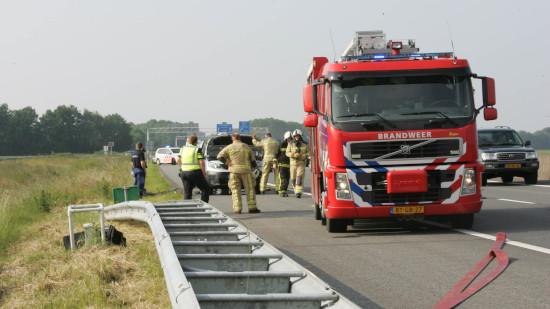 Brand in laadruimte van auto op A28 (Video)