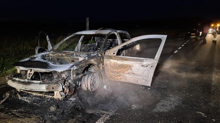 Auto vliegt in brand tijdens het rijden