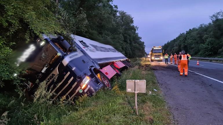 Vrachtwagen raakt van de A28 en komt in de sloot terecht