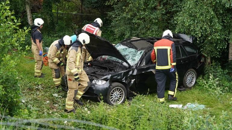 Auto raakt tientallen meters de bosjes in na ongeval op A37