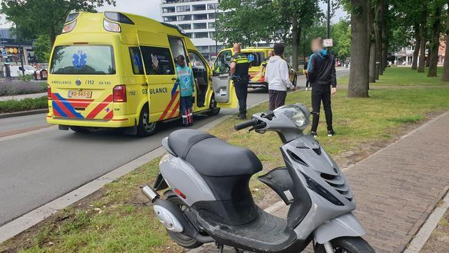 Twee gewonden bij botsing tussen scooter en fietsster