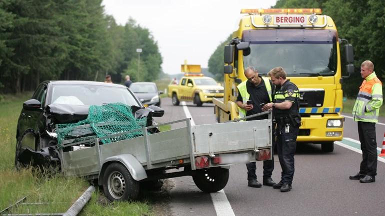 Aanhanger schiet los en boort zich in tegenligger op N34