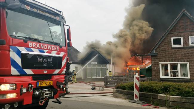 Uitslaande brand verwoest twee woningen en twee schuren in Valthermond (Video)