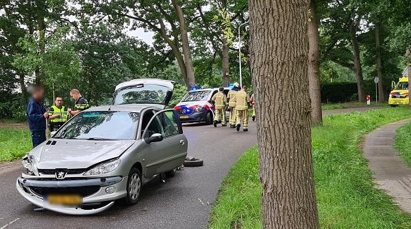 Gewonde nadat bestuurster met auto tegen boom botst (video)