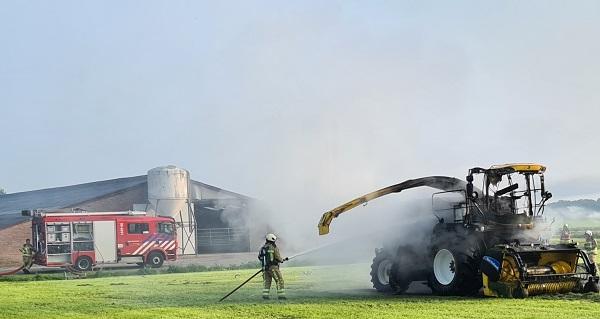 Hakselaar vliegt in brand tijdens werkzaamheden (video)