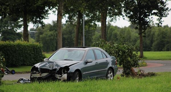 Auto ontwortelt boom bij eenzijdig ongeval (video)