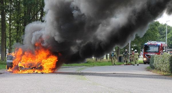 Eigenaar ziet auto in vlammen op gaan langs N33 (video)