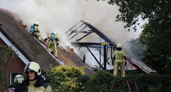 Schuur en woonboerderij verwoest bij grote brand (video)