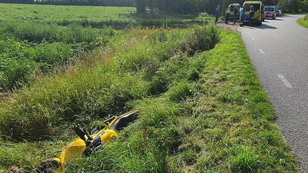 Motorrijdster vliegt uit de bocht en slaat over de kop