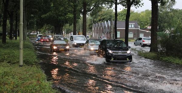 Complete wijk onder water na wolkbreuk (video)