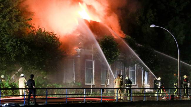 Uitslaande brand verwoest woning in Smilde (Video)