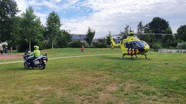 Traumahelikopter landt in Bovensmilde voor ondersteuning ambulance