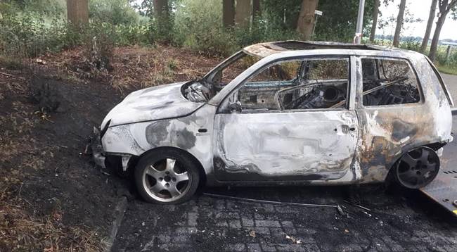 Gestolen auto uitgebrand teruggevonden bij sportpark